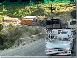 Nepal. Trafikken snegler sig af sted, nr det gr op ad bakke p vejen mellem Kathmandu og Pokhara [Klik for et strre billede]
