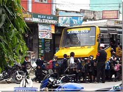 Nepal. Lake Side Phokara. Skolebussen afhenter eleverne efter endt undervisning [Klik for et strre billede]