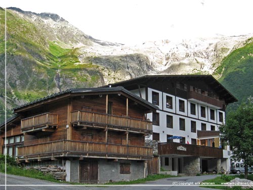 TMB. Det store refugie Chalet Alpin du Tour i landsbyen Le Tour. Her er det set fra bagsiden med imponerende Glacier du Tour i baggrunden