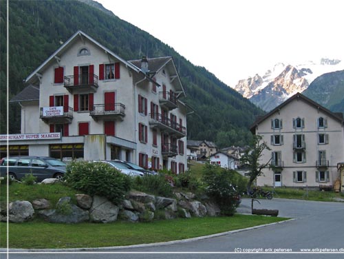 TMB. Refugiet Relais du Mont-Blanc i Trient, som det tog sig ud kl 6.30 en smuk og klar, men ogs ret s kold morgen, i juli mned