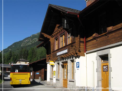 TMB. Togstationen i den lille grnseby Le Chatelard Frontiere med bussen fra det schweiziske postvsen La Poste foran