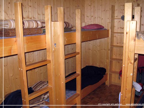 En 6 sengs sovesal p refugiet Relais de Arpette udenfor Champex i Schweiz