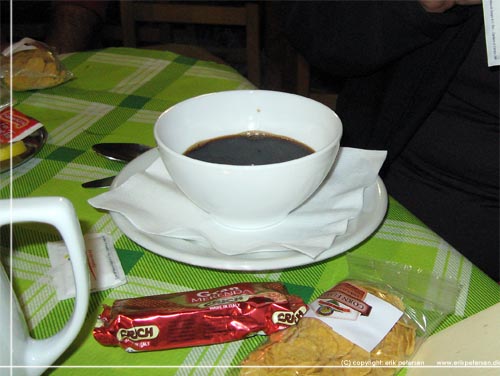 TMB. Morgenmaden p Rifugio Elena: Ikke en kop kaffe, men en skl kaffe. Dertil brd, snack og cornflakes