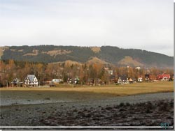 Udsigt til husene i udkanten af Zakopane og bjerget Gubalwka i baggrunden