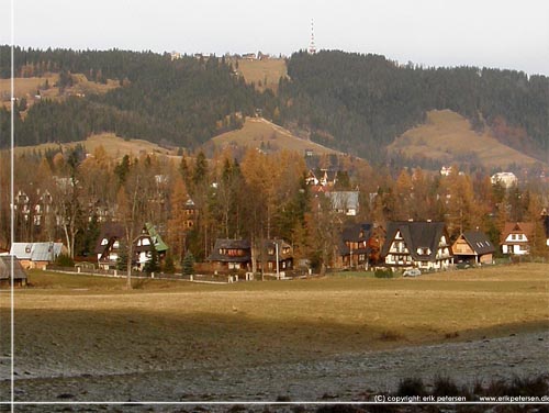 Tatra. De yderste huse i Zakopane og Gubalwka ligger badet i formiddagens sol