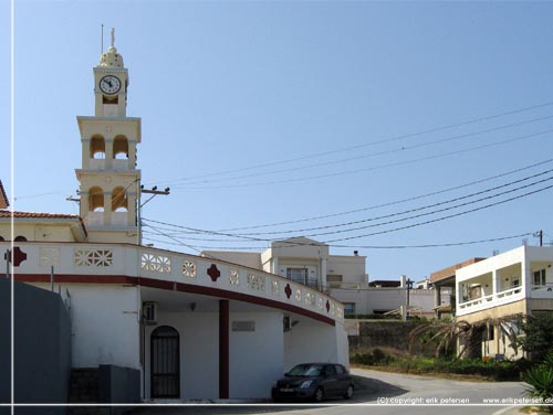 Den frste bebyggelse man ser ret forude, med den lille kirke, er Kato Stalos. En lille sidevej ved kirken frer op i byen