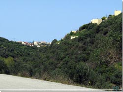 Stalos rundtur. Stalos forude og p hjre side af den lille klft, bygget p skrnten, ses bl.a. Ilios Village