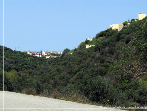 Forude kan man nyde udsigten til Stalos og p hjre side af den lille klft, bygget p skrnten, ses bl.a. Ilios Village