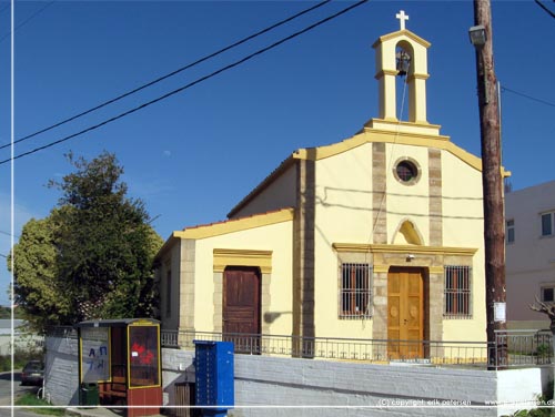 P vej gennem Galatas skulle der gerne dukke en kirke op forude. Her er endnu et busstoppested og man er p rette vej