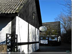 Bornholm. Den Gamle Strandfoged Gaard huser en Caf [Klik for et strre billede]