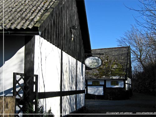 Bornholm. Den Gamle Strandfoged Gaard huser en Caf