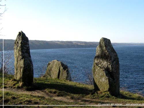 Bornholm. De 3 bautasten og kystlinien mod Tejn i baggrunden