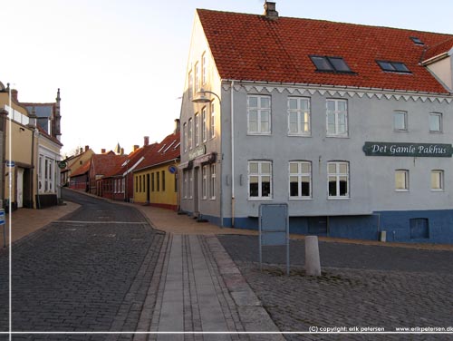 Bornholm. Det er udenfor ssonen. Der er lukket og byerne ligger stort set de hen. Her Allinge