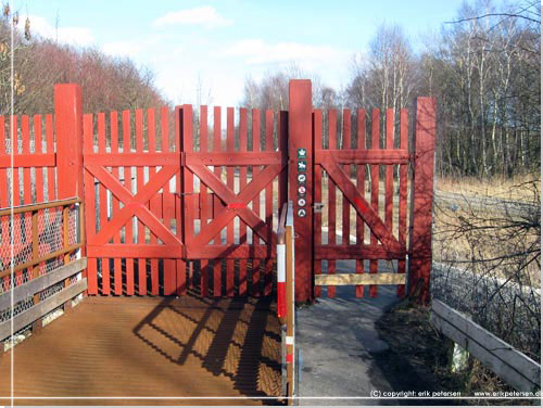 For enden af bakken er porten til Kalvebod Flled