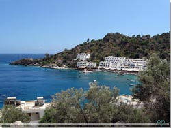 Overdkkede tavernaer langs promenaden i Loutro