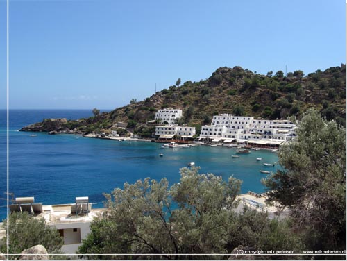 udsigt til de overdkkede tavernaer langs promenaden i Loutro