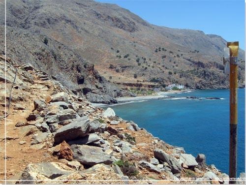 Ved E4 staven, p toppen af bakken ved Marmara Beach, kan man se Finika forude