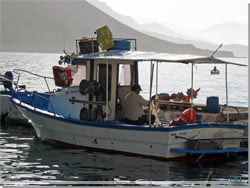 Loutro. Der ordnes garn en tidlig morgen i Restaurant og Hotel Madares' egen fiskerbd