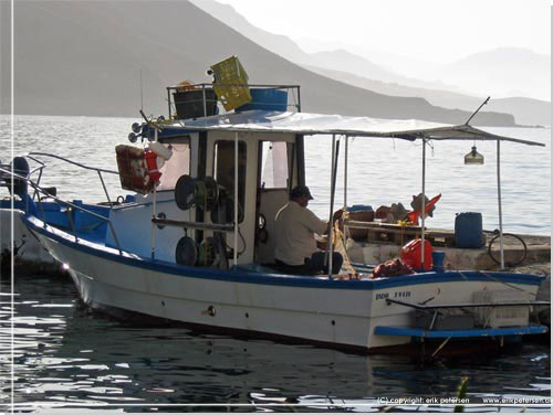 Loutro. Der ordnes garn en tidlig morgen i Restaurant og Hotel Madares' egen fiskerbd