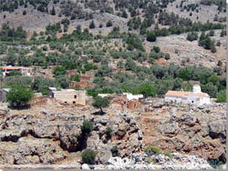 De grbrune huse og den restaurede kirke i Aradena p den anden side af klften