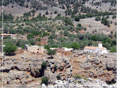 De grbrune huse og den restaurede kirke i Aradena p den anden side af klften