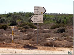 Cypern. Overlevende skilte i landskabet [Klik for et strre billede]