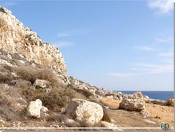 Cypern. Det smalleste stykke mellem klippen og havet [Klik for et strre billede]