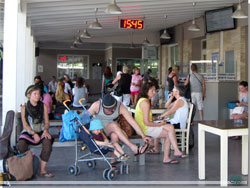 Kreta. Ventetiden fordrives p den moderne busstation i Chania centrum