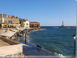 Kreta, Chania. Havnebassinet med oprrte vande, lidt af havnepromenaden og det kendte fyrtrn