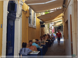Kreta, Chania. Restaurant Tamam i den smalle gade med Hotel Lucia til hjre