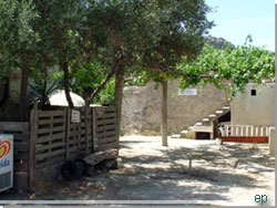 Kreta. Lige udenfor tavernaen starter stien Kreta. Lige udenfor tavernaen starter stien